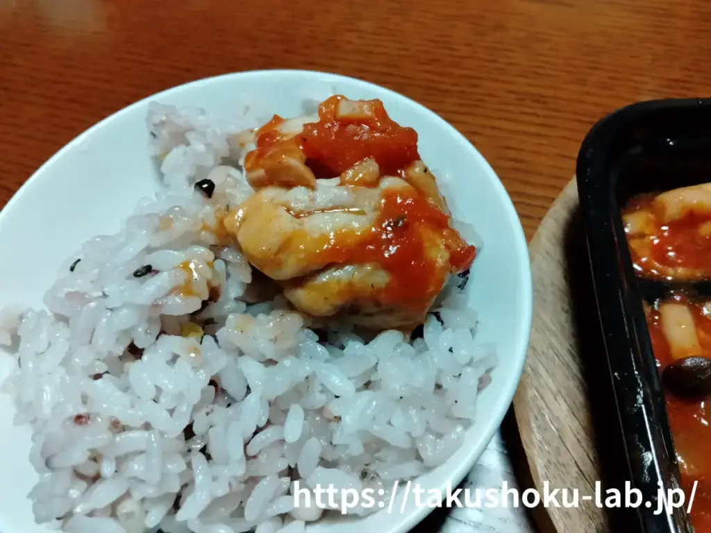 ご飯に載せたグリルチキンの切り身